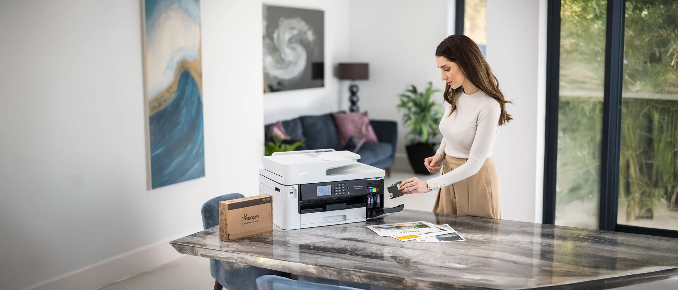 Een vrouw verbindt haar EcoPro printer met de Brother Mobile Connect app