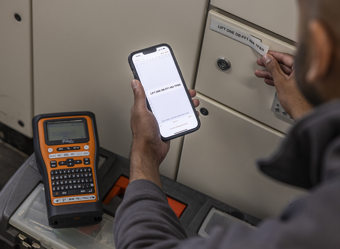 Engineer using the PT-E550W Pro Label Tool app on a fibre installation project